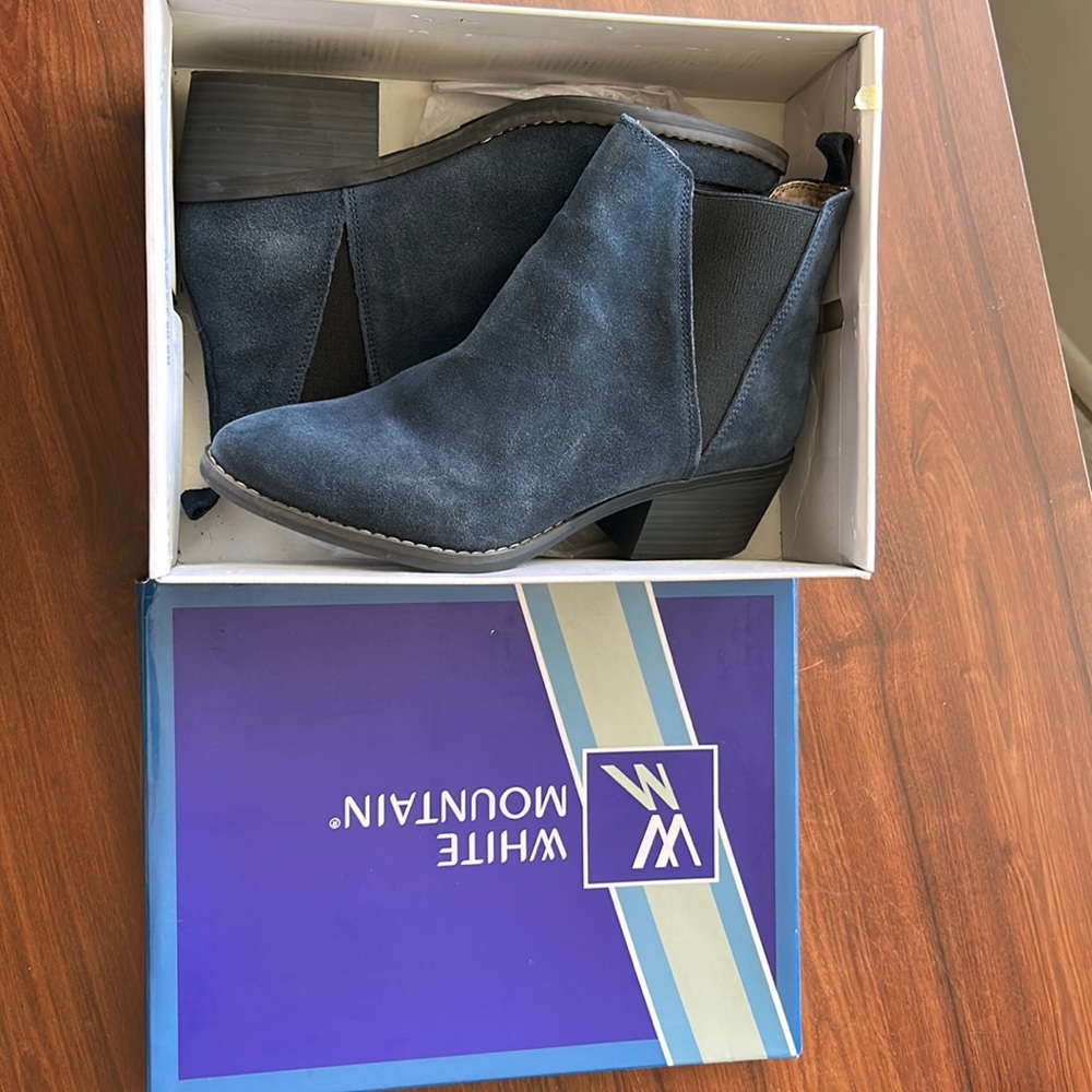 White Mountain All Weather Navy Blue Suede Boots With Detachable Fake Fur Cuffs